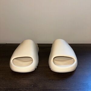 New Adidas Yeezy Slides
Men’s:9
Color: off white